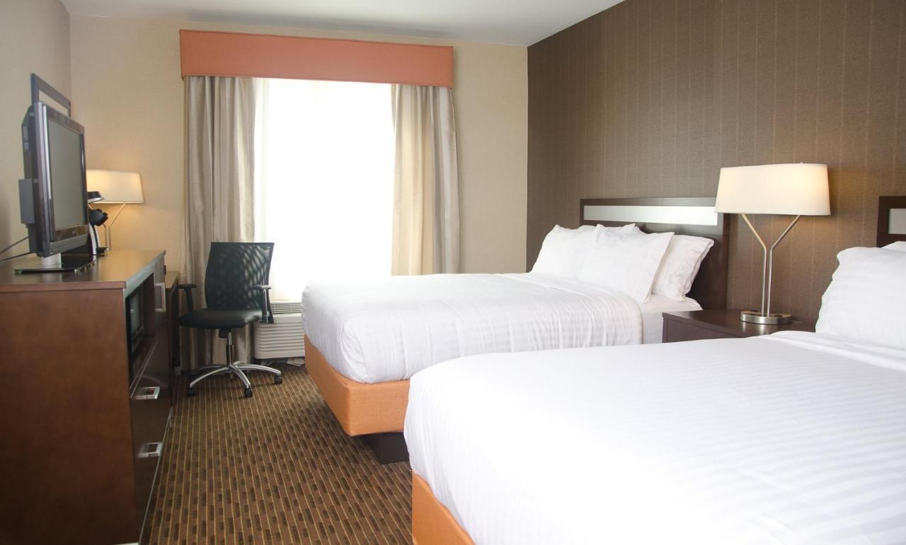 Holiday Inn Express Hotel & Suites Watertown - Thousand Islands By Ihg ภายนอก รูปภาพ