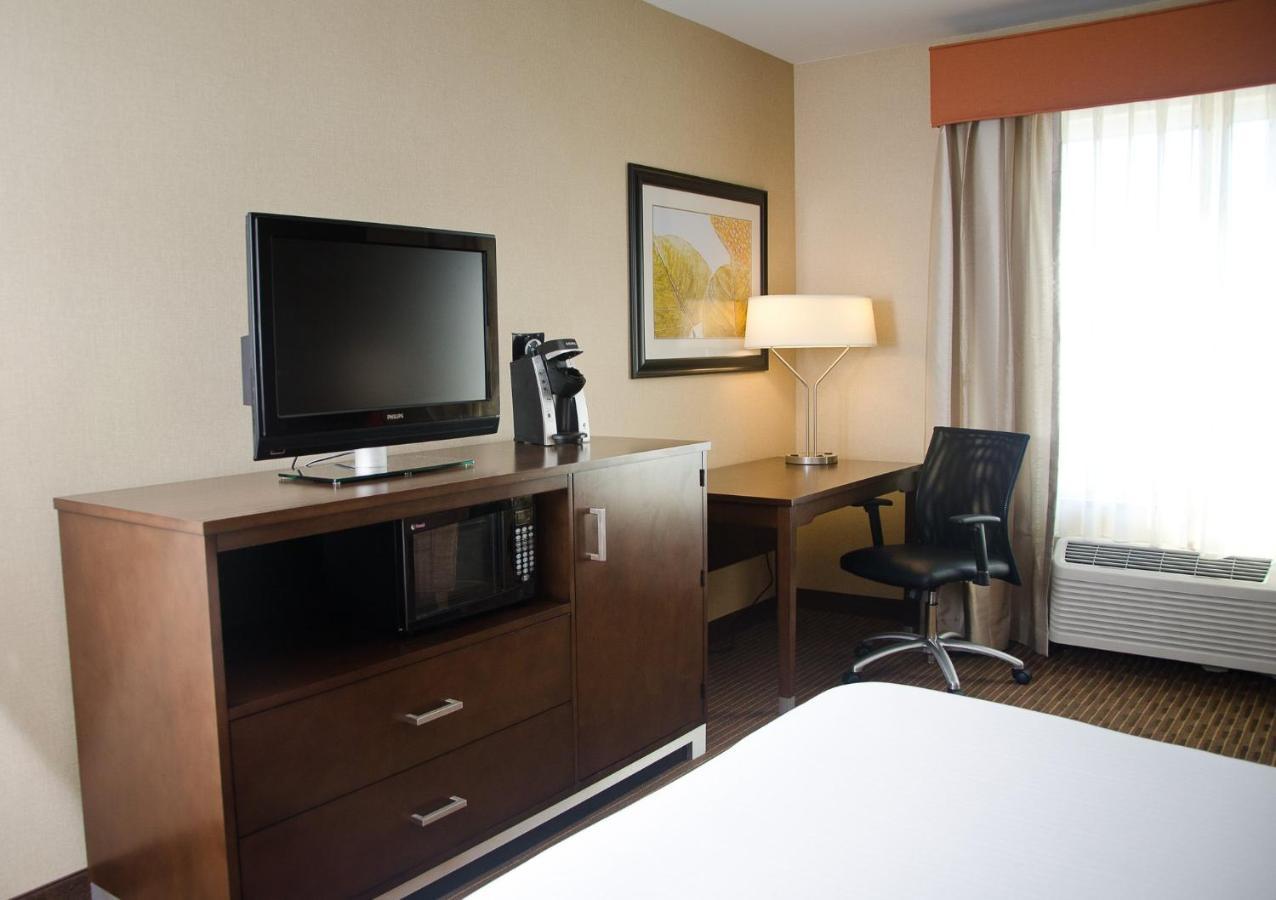 Holiday Inn Express Hotel & Suites Watertown - Thousand Islands By Ihg ภายนอก รูปภาพ