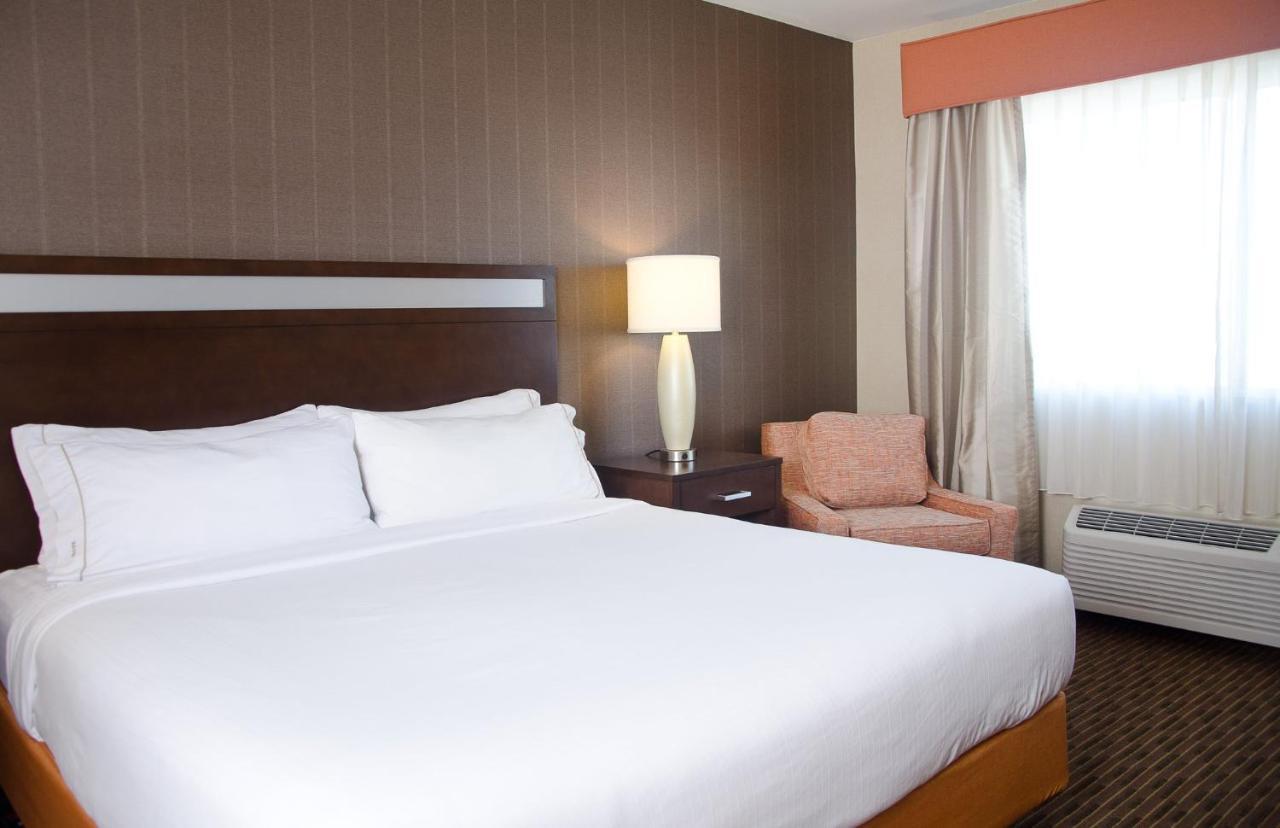 Holiday Inn Express Hotel & Suites Watertown - Thousand Islands By Ihg ภายนอก รูปภาพ