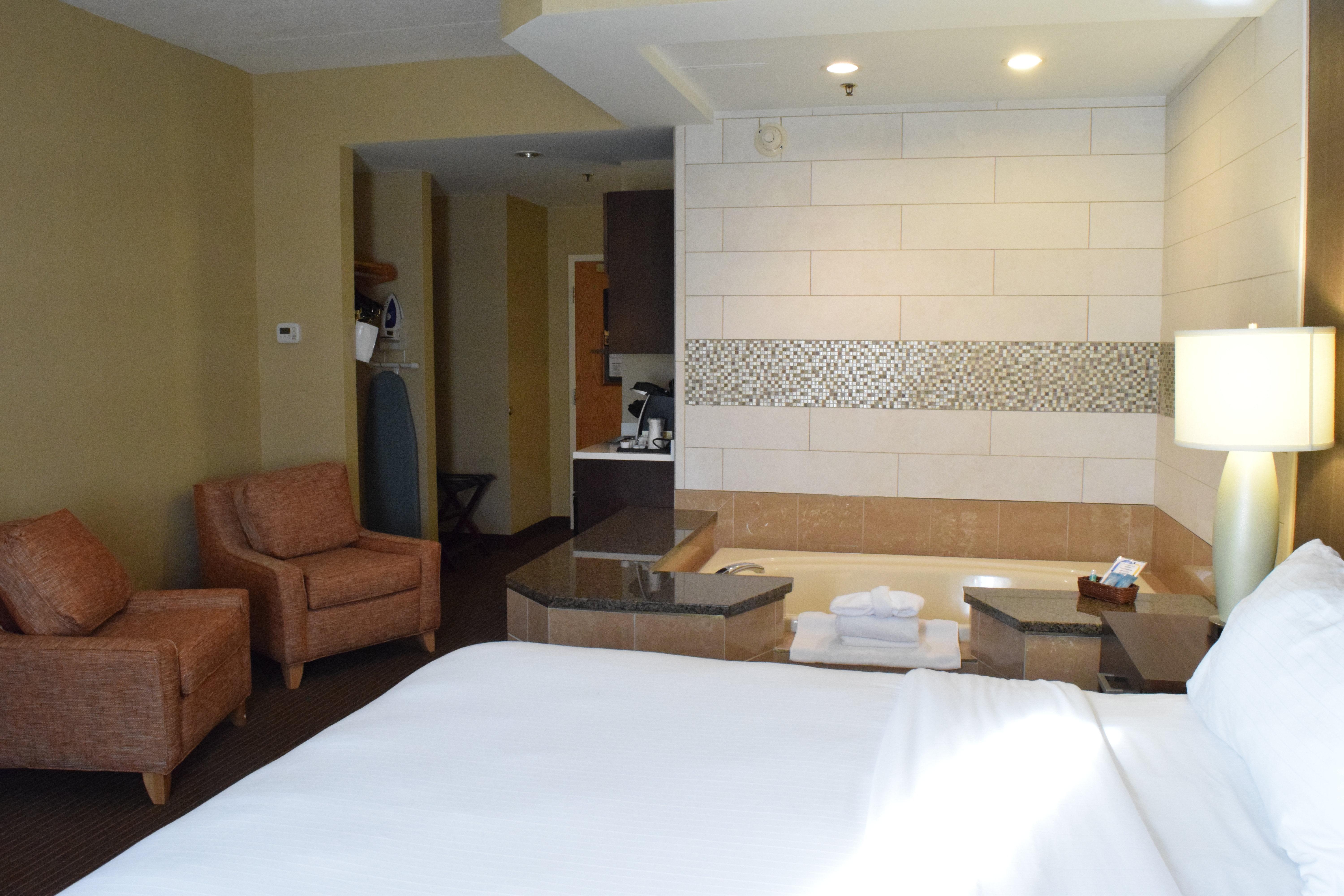 Holiday Inn Express Hotel & Suites Watertown - Thousand Islands, An Ihg Hotel ภายนอก รูปภาพ