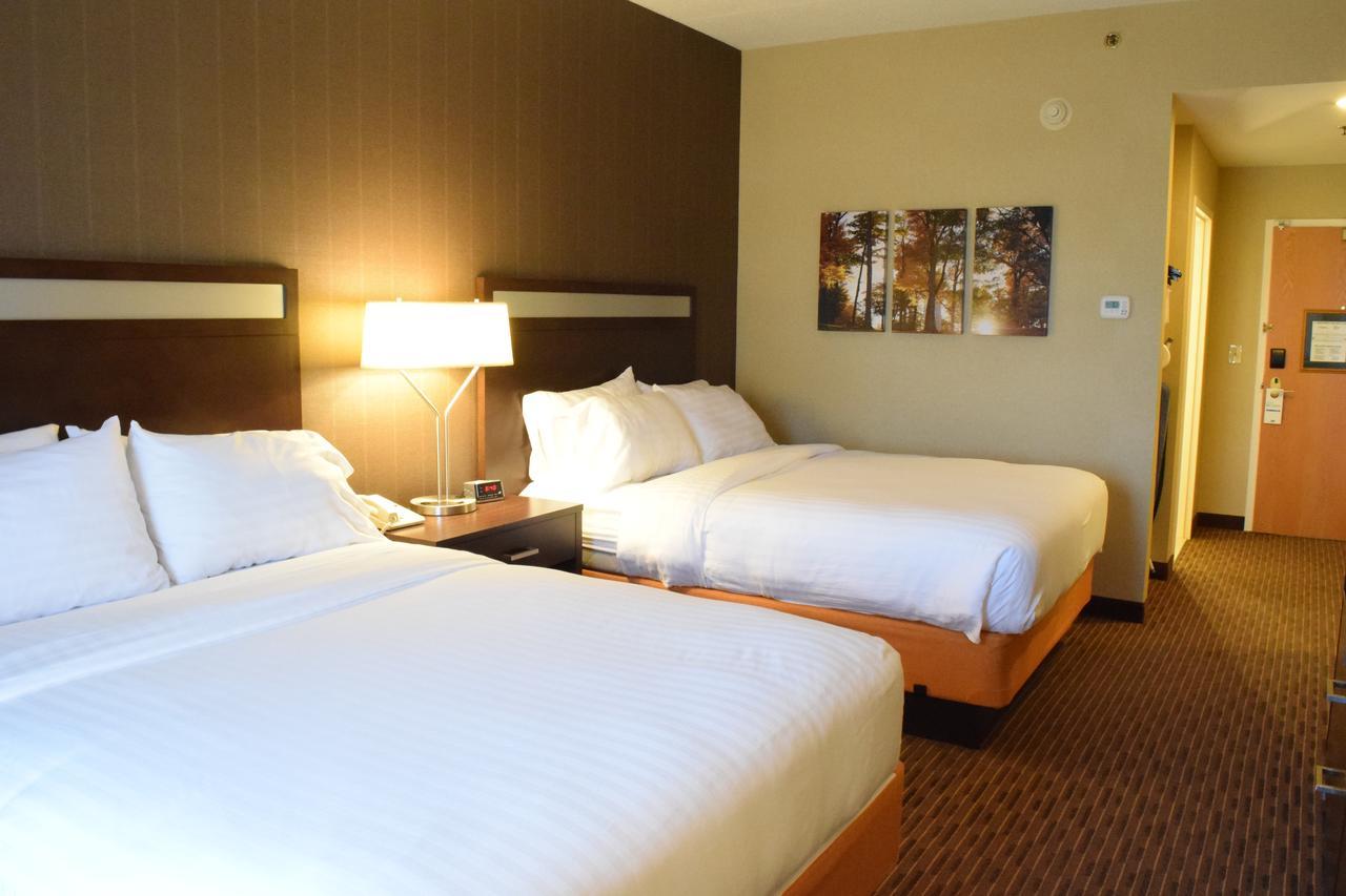 Holiday Inn Express Hotel & Suites Watertown - Thousand Islands By Ihg ภายนอก รูปภาพ