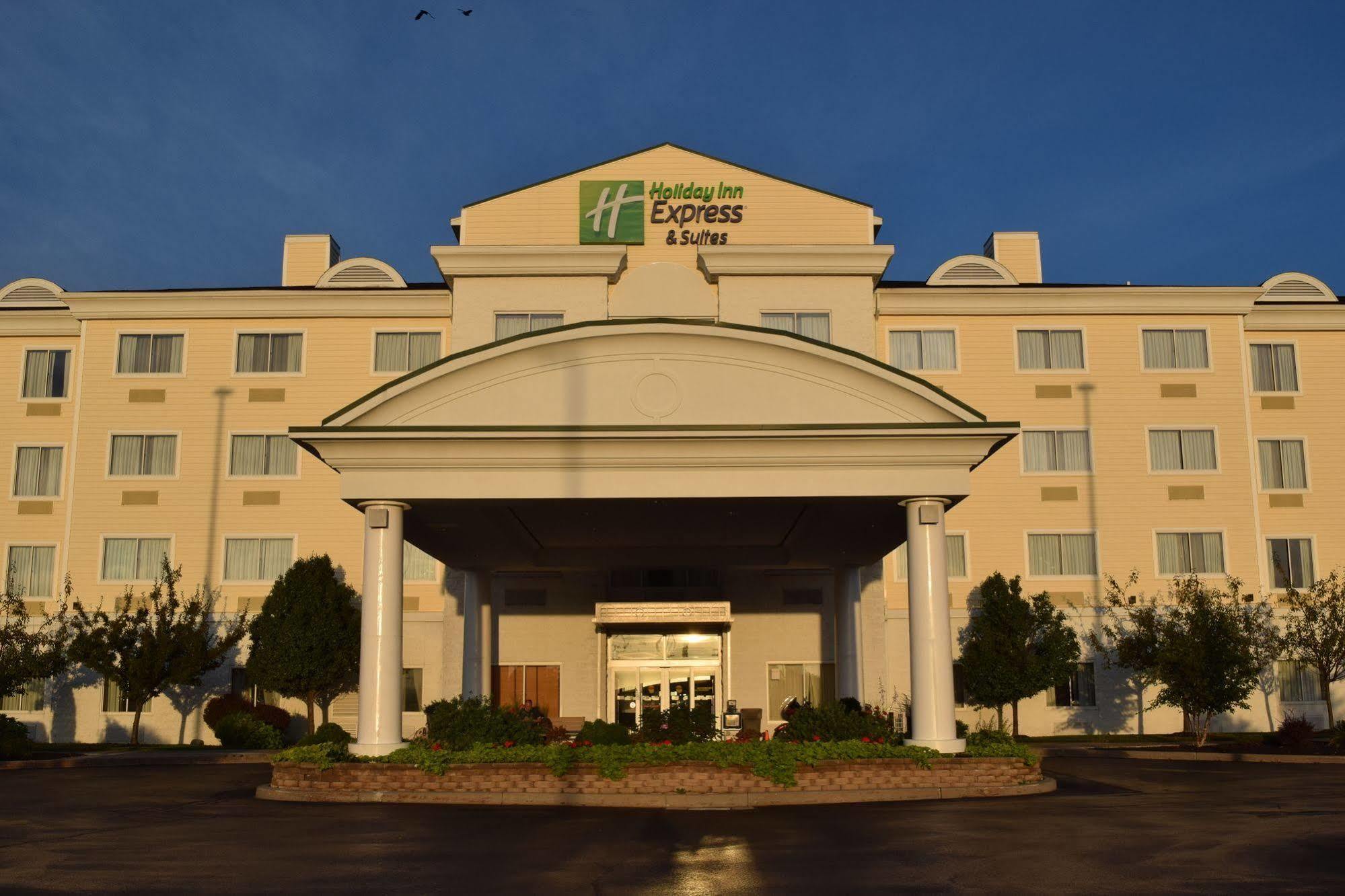 Holiday Inn Express Hotel & Suites Watertown - Thousand Islands By Ihg ภายนอก รูปภาพ