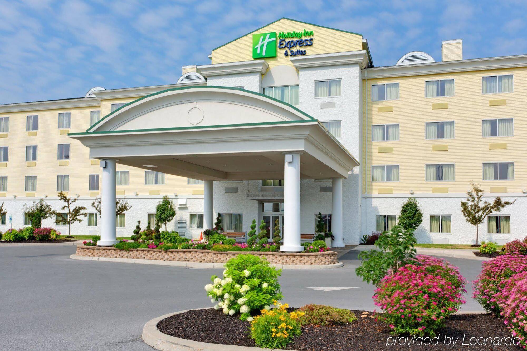 Holiday Inn Express Hotel & Suites Watertown - Thousand Islands By Ihg ภายนอก รูปภาพ